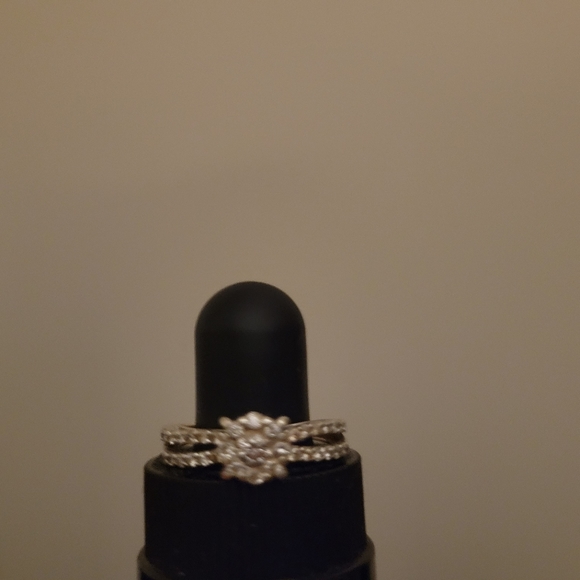 Jared engagement ring white gold, paperwork available - Picture 2 of 7